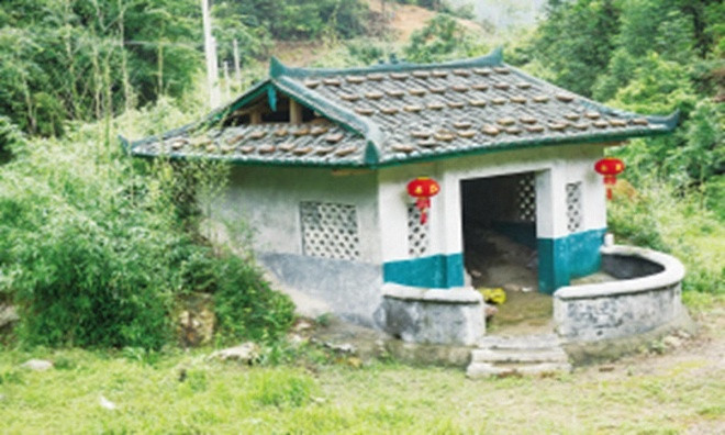 Miếu thờ nhỏ bên cạnh cóc đá.