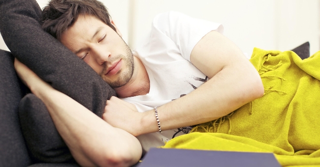 Ngủ Trưa Quá Lâu: Rủi Ro Sức Khỏe Bạn Cần Lưu Ý