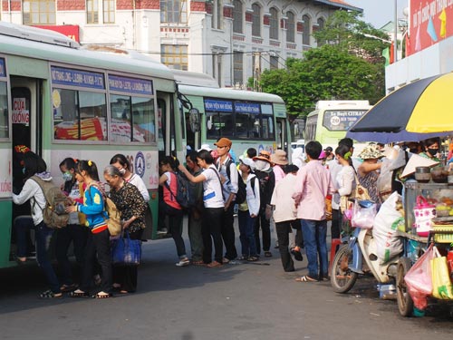 Đứng trong tàu điện ngầm không nên đi dép tông