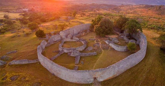 Khám Phá Những Bí Ẩn Của Vương Quốc Đá Đại Zimbabwe