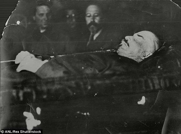 Thi hài của Vladimir Ilyich Lenin được ướp theo chính sách của Stalin Thi hài Lenin