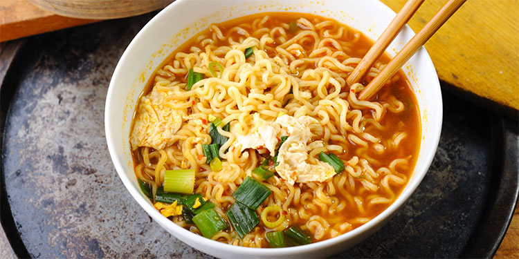 mi-tom-2 Mì gói là thực phẩm ít dinh dưỡng nên bạn hạn chế ăn, càng ít càng tốt.