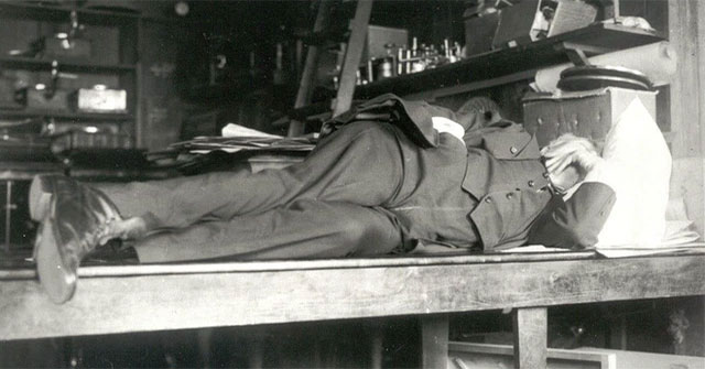 Kích Hoạt Sáng Tạo Nhờ Giấc Ngủ: Bí Quyết Của Thomas Edison