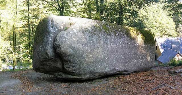 Trembling Rock ở Huelgoat: Tảng đá 137 tấn mà ai cũng có thể đẩy lên lay động