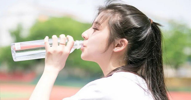 Uống nhiều nước có hại? Dấu hiệu, nhóm nguy cơ và thời điểm nên thận trọng